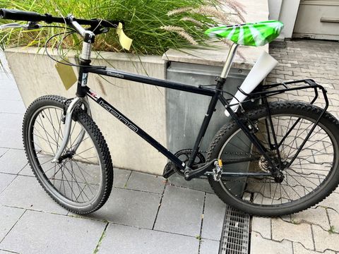 Schwarzes Herrenfahrrad