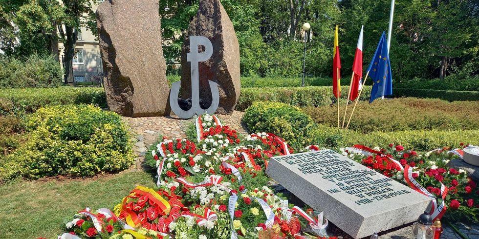 Kränze am Gedenkort "80 Jahre Warschauer Aufstand" in Warschau