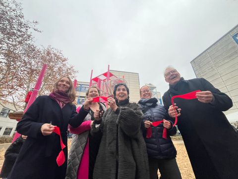 Bildvergrößerung: Mit einer Zeremonie wurde gestern der umgestaltete Schulhof des Campus Hannah Höch im Märkischen Viertel eingeweiht.