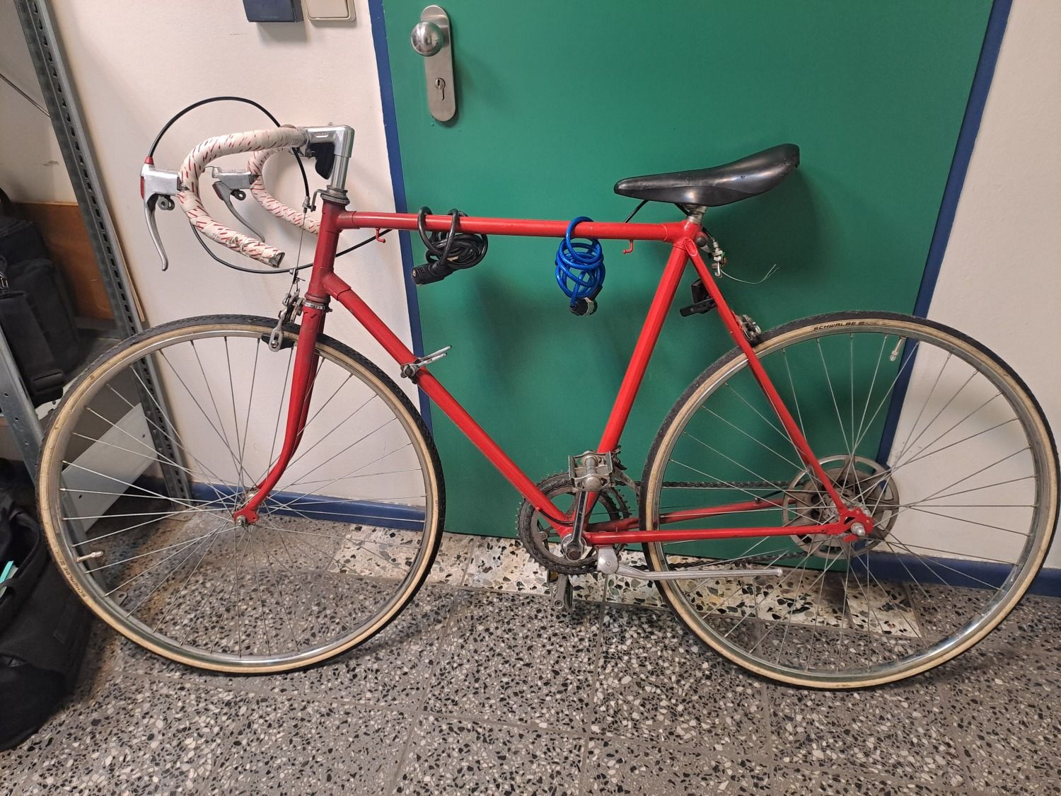 Rotes Herrenfahrrad