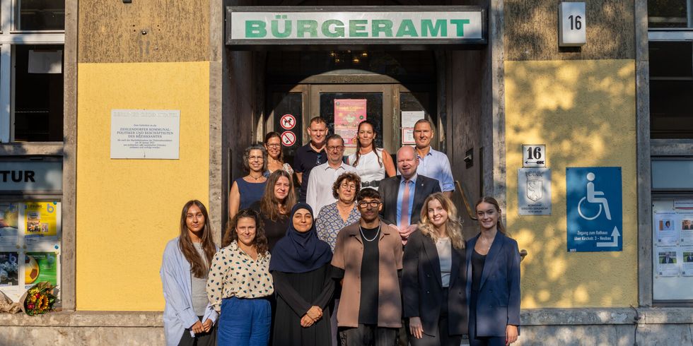 Gruppenfoto der neuen Auszubildenden mit verschiedenen Bezirksamtsvertretenden