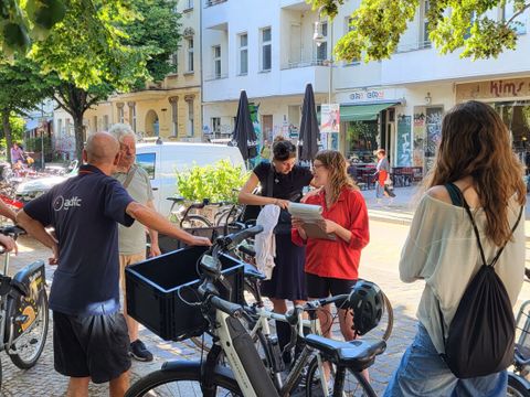 Bildvergrößerung: Am Trinkbrunnen des Lausitzer Platzes verabschiedet sich die Gruppe voneinander