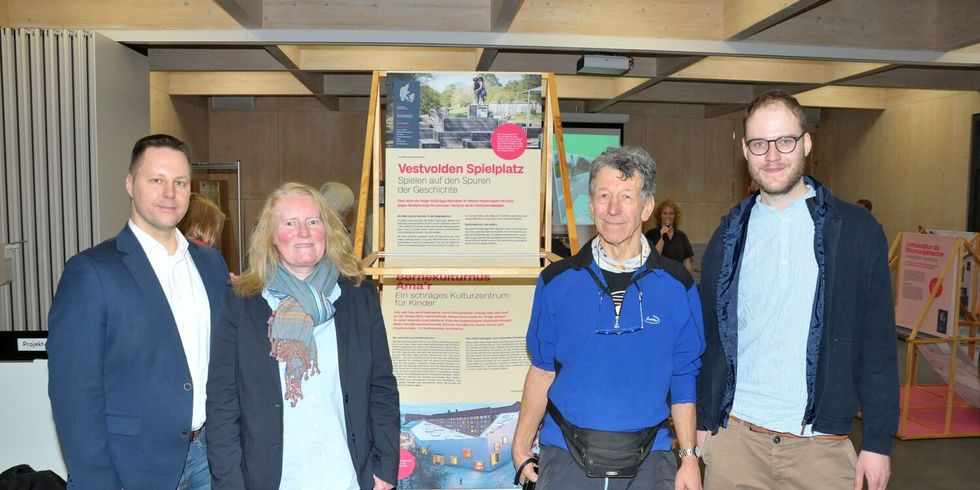 Bezirksstadtrat Stefan Bley, Birgitte Tovborg-Jensen, EIn Radfahrer des ADFC und Paul Robin Greiner vor einem Plakt der Ausstellung