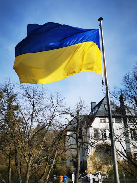 Ukraine-Flagge vor dem Rathaus Zehlendorf