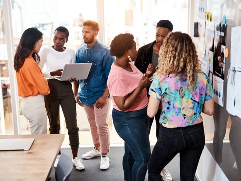 Menschen unterschiedlicher ethnischer Herkunft diskutieren