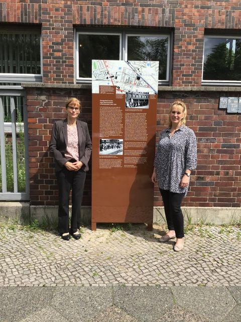 Bildvergrößerung: Kulturstadträtin Katrin Schultze-Berndt (CDU), re., weiht gemeinsam mit der Fachbereichsleiterin Dr. Cornelia Gerner, li., die Gedenkstele für Zwangsarbeiter in der Flottenstraße ein.