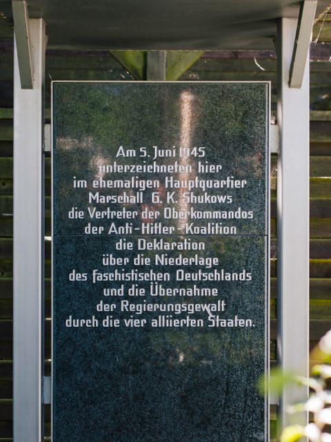 Bildvergrößerung: Gedenkstein für die Alliiertentreffen 1945 /Unterzeichnung "Berliner Deklaration"