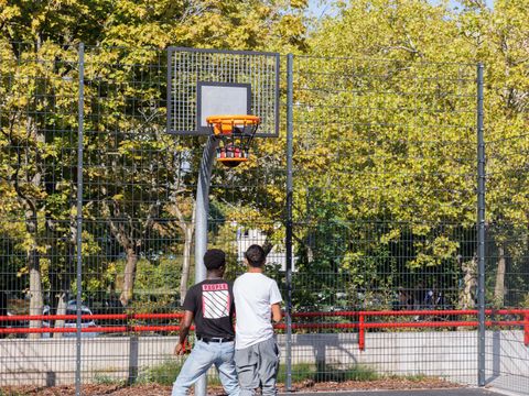 Jungs spielen Korbball