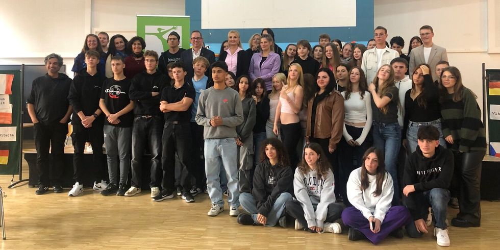 Die Teilnehmenden der "European Democratic Action Week" in der Schule an der Dahme - Gruppenbild