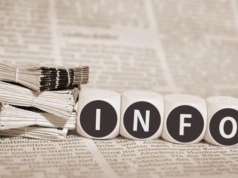 Infowürfel_neben_Zeitungsstapel