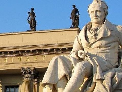 Denkmal Alexander von Humboldts vor dem Hauptgebäude der Humboldt-Universität in Berlin