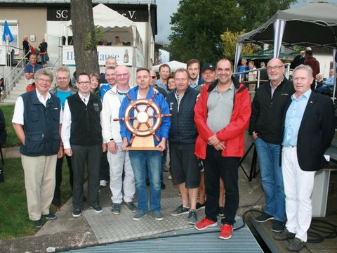 Bildvergrößerung: Gruppenbild der Teilnehmenden der Bürgermeisterregatta 2017