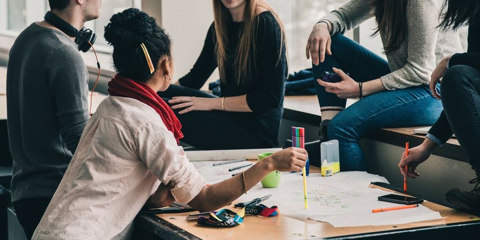 Schüler:innen lernen gemeinsam Deutschkurs