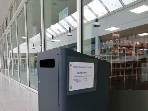 Rückgabebox vor der Bibliothekstür