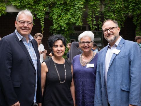 Bildvergrößerung: Stadtrat Harald Muschner, Bürgermeisterin Emine Demirbüken-Wegner, Schulleiterin Uta Eling und der Vorsitzende des Förderkreises Andreas Kecker