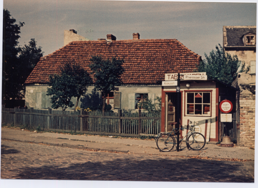 Historische Aufname vom ehemaligen Büdnerhaus Krokusstaße 81 mit kleinem Kiosk