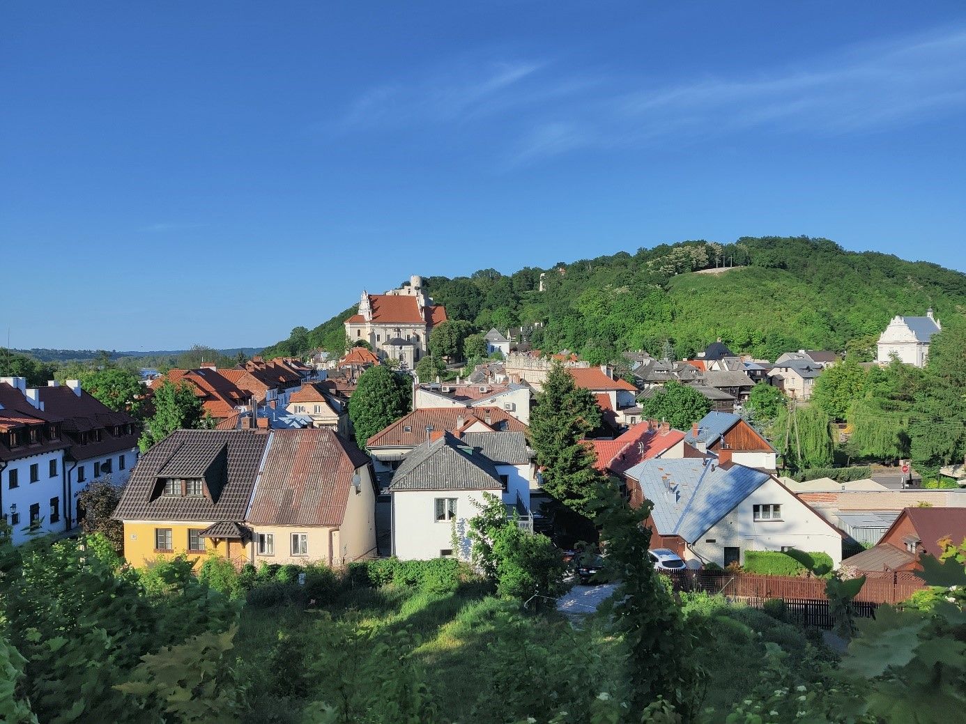 Blick über Kazimierz Dolny vom Berg des Franziskanerklosters