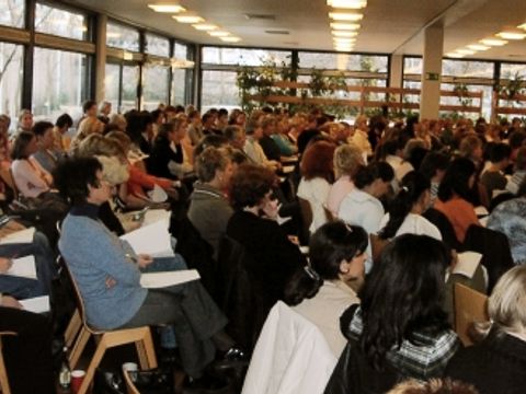 Frauen in einem Saal