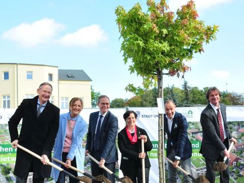 Neubauvorhaben in Alt-Biesdorf: Symbolische Baumpflanzung qua