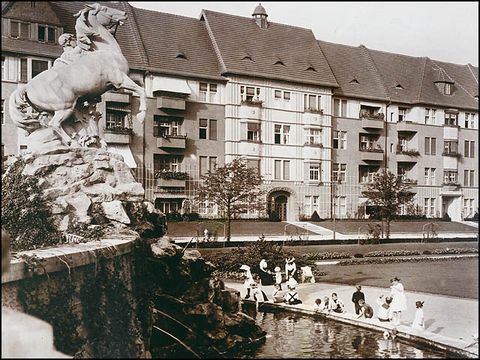 Spiel im Brunnen um 1925 (Fotoalbum des Gartenamtes)