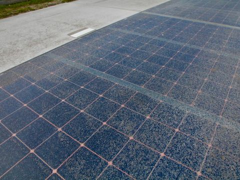 Nahaufnahme eines Solarradweges in Krommenie, Niederlande.