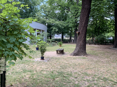 Remise und Garten der Volkshochschule in der Nähe des Wassertorplatzes