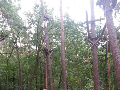 Sicherung der Kletternden im Hochseilgarten