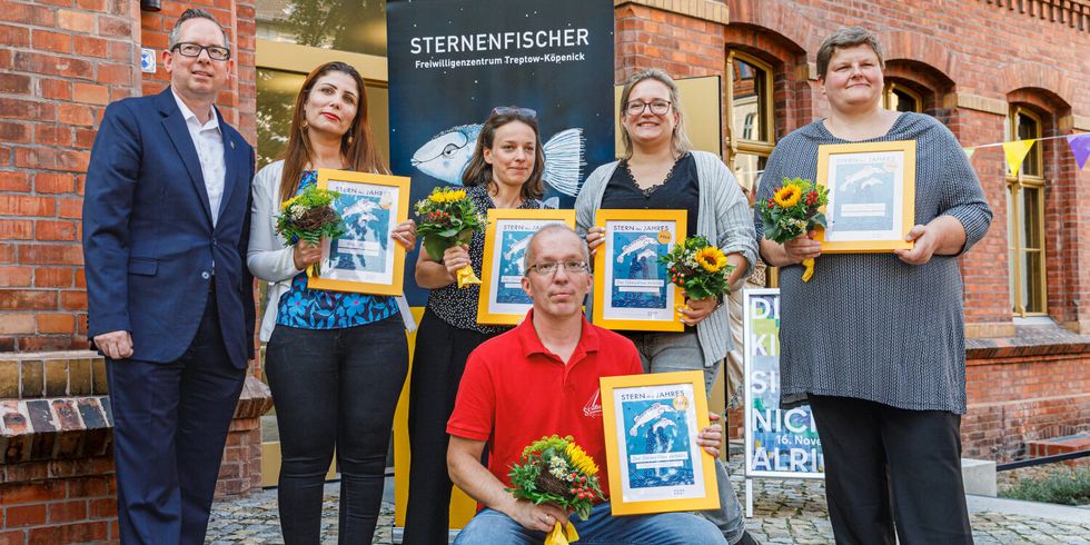 Die „Sterne des Jahres 2024“ mit Bezirksbürgermeister Oliver Igel bei der Preisverleihung am 17.9.2024 in der Alten Schule Adlershof (stehend v.l.) Oliver Igel, Asya Aldiri, Sofie Müller und Mareike Cantelli del Valle (SchöneVibes Kollektiv), Sabrina Knüppel, vorne: Enrico Kühl (SchöneVibes Kollektiv)