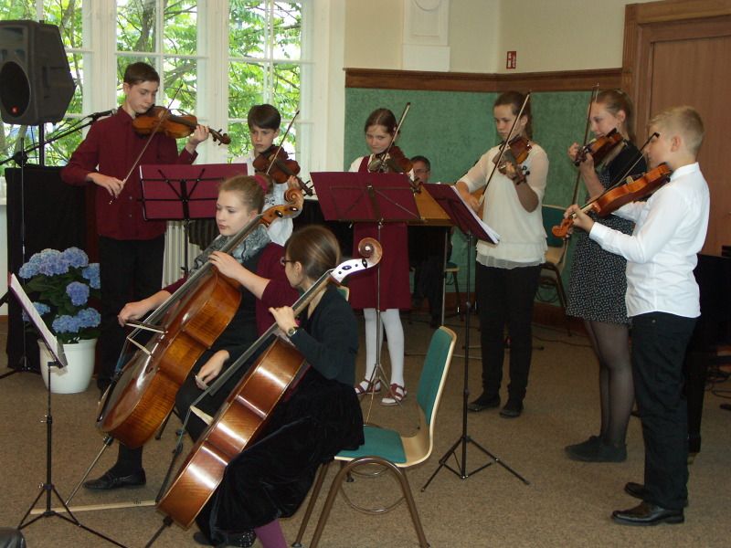 Streicher bei der Eröffnung der Joseph-Schmidt-Musikschule