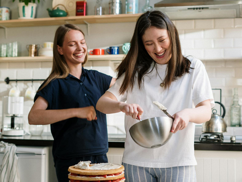 Zwei junge Mädchen beim Kochen