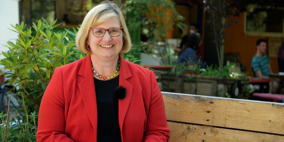 Bezirksbürgermeisterin Angelika Schöttler im Garten-Café Laax