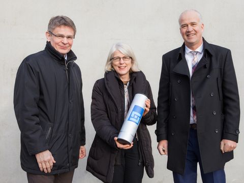 Bildvergrößerung: Polizeipräsident Klaus Kandt, Finanzstaatssekretärin Dr. Margaretha Sudhof und Sven Lemiss, Geschäftsführer der BIM Berliner Immobilienmanagement GmbH, bei der Grundsteinlegung für den Neubau der Landespolizeischule am 03.12.2015