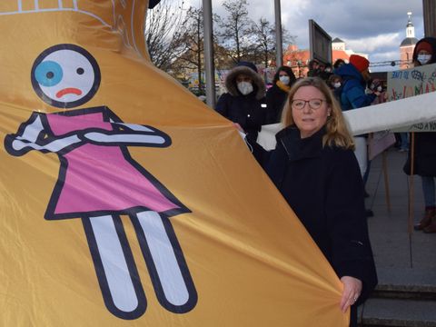 Bildvergrößerung: Bezirksbürgermeisterin Dr. Carola Brückner mit der Fahne vor dem Rathaus Spandau