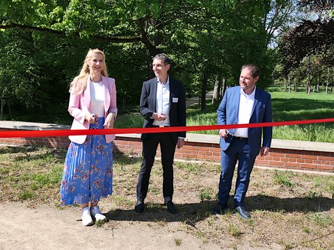 Bezirksstadträtin Manuela Anders-Granitzki, Bezirksstadtrat Cornelius Bechtler und Referatsleiter Hendrik Hübscher bei der feierlichen Eiweihung