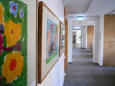 Korridor in der Jugendkunstschule mit ausgestellten Bildern