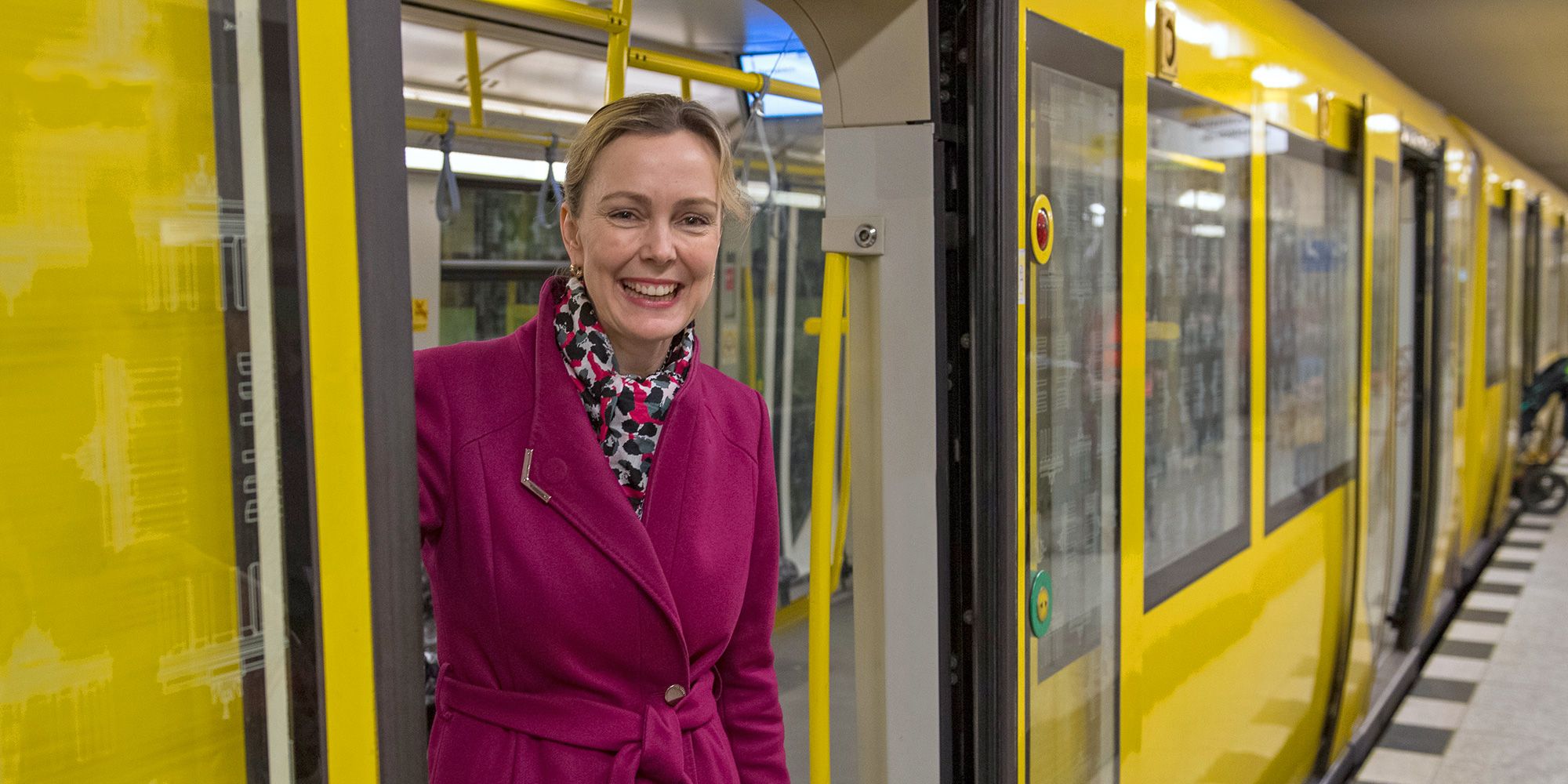 Senatorin Manja Schreiner in der U-Bahn