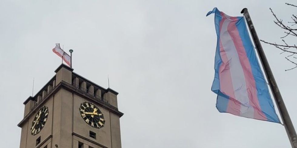 Eine Fahne weht vor einem großen Gebäude