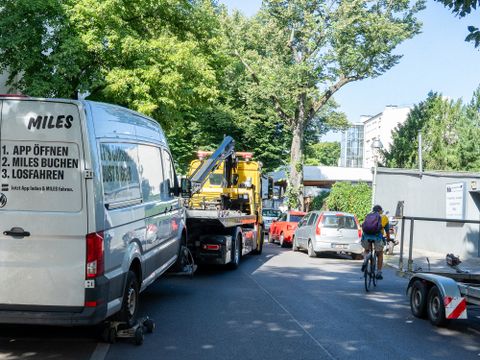 Abschleppdienst entfernt widerrechtlich abgestelltes Fahrzeug