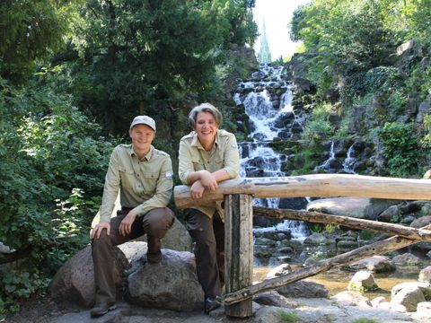 Expertinnen und Stadtnatur-Rangerinnen Johanna Davids und Kristina Roth am Kreuzberger Wasserfall