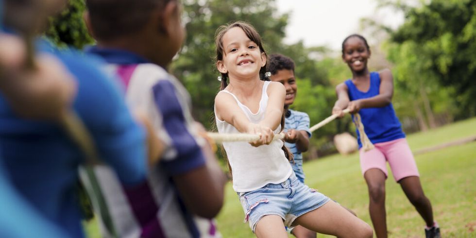 Kinder ziehen von zwei Seiten an einem Seil