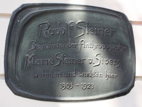 Bildvergrößerung: Gedenktafel für Rudolf Steiner am Haus Motzstraße 30.