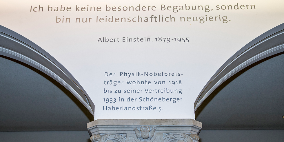 Deckenbogen mit Zitat vom Namensgeber Albert Einstein