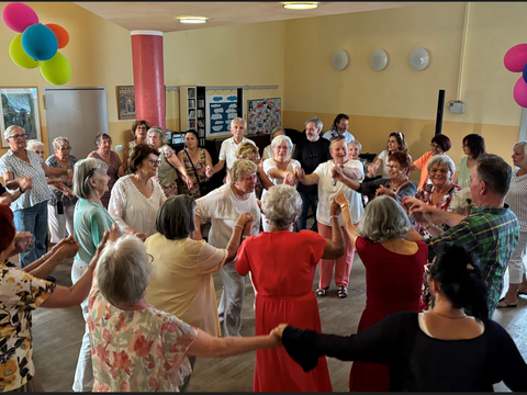 Mehr als 100 tanzfreudige Senior*innen trafen sich beim Sommerfest auf der Tanzfläche der Begegnungsstätte Falckensteinstraße