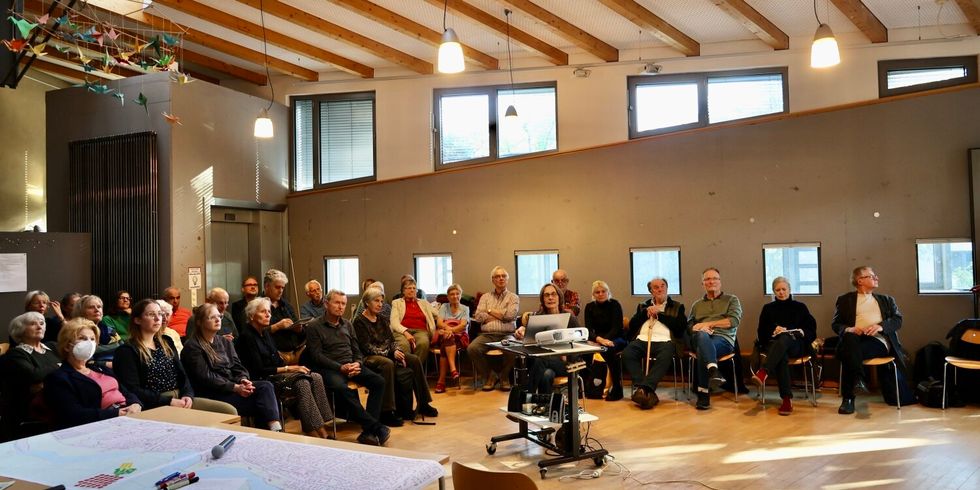 Blick in den Saal, während die Bürgerinnen und Bürger einem Vortrag zuhören (Informationsveranstaltung mit Workshop zum Thema „Klimasensibler Umbau der Waldparkanlagen an der Krumme Lanke und dem Schlachtensee“ am 11.10.2024)