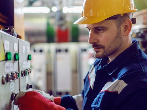 Ingenieur an einer Elektro-Anlage