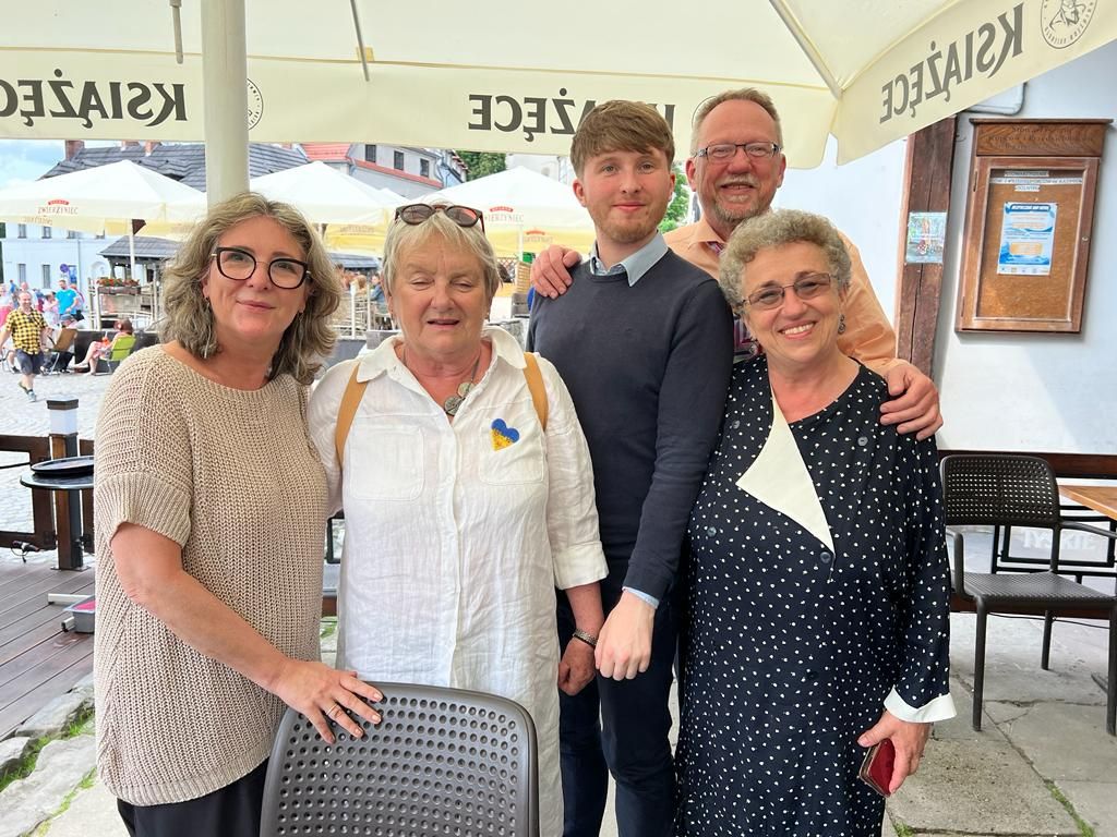 Auf Entdeckungstour in Kazimierz Dolny: Olga Pischel (links) und Sebastian Leskien (3.v.r.) vom SPV; Anita Baranowska-Koch (rechts) und Markus Löw (2.v.r.) vom DPG; Ewa Wolna (Gesellschaft der Freunde von der Stadt Kazimierz Dolny, 2.v.l.)