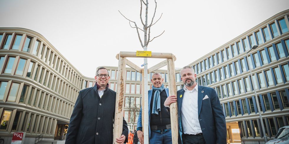 Bei der Baumpflanzung: v.l.n.r. Oliver Igel (Bezirksbürgermeister), Roland Sillmann (Geschäftsführer der WISTA Management GmbH) sowie David Weiblein (BTB-Geschäftsführer)