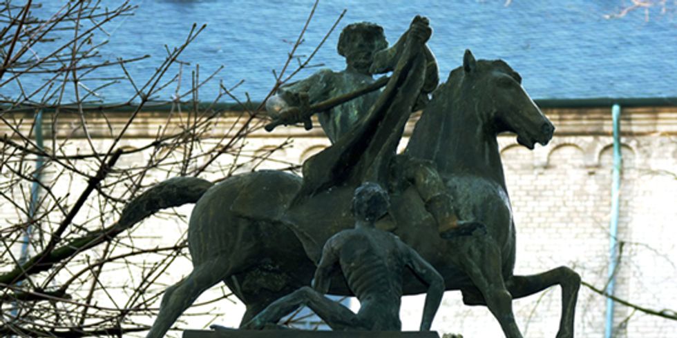 buehne_Eine Statue mit dem Reiter St. Martin, der mit einem nackten Obdachlosen seinen Mantel teilt.