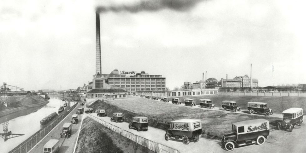 Lieferwagen vor der Sarotti Fabrik