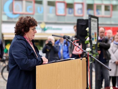 7. Oktober 2024: Bezirksbürgermeisterin Maren Schellenberg hält auf dem Sderotplatz eine Ansprache